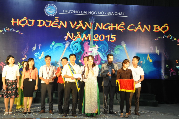 van_nghe_khoa_1.jpg
