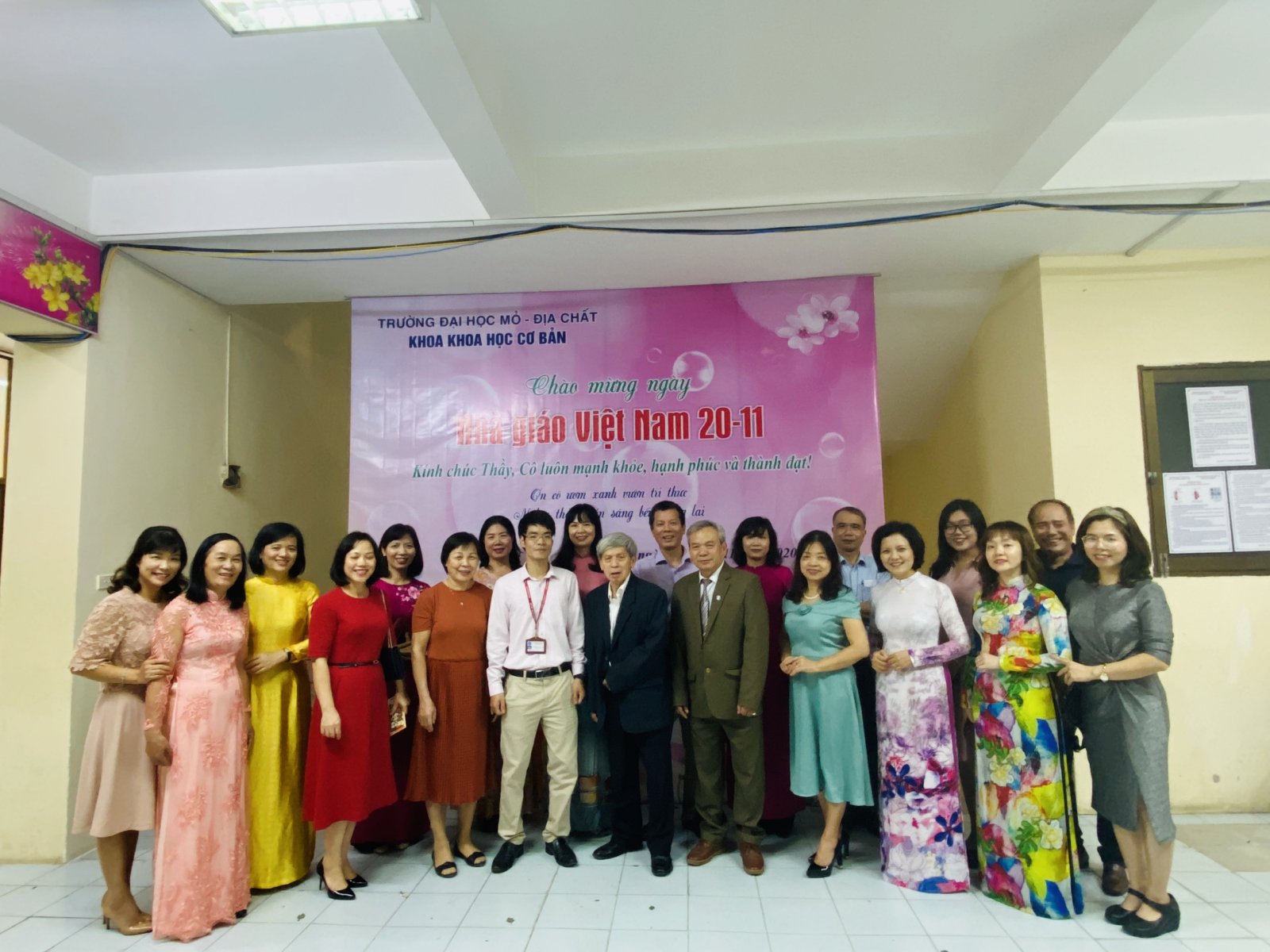 Toàn thể thầy cô bộ môn Ngoại ngữ các thế hệ tại buổi meeting